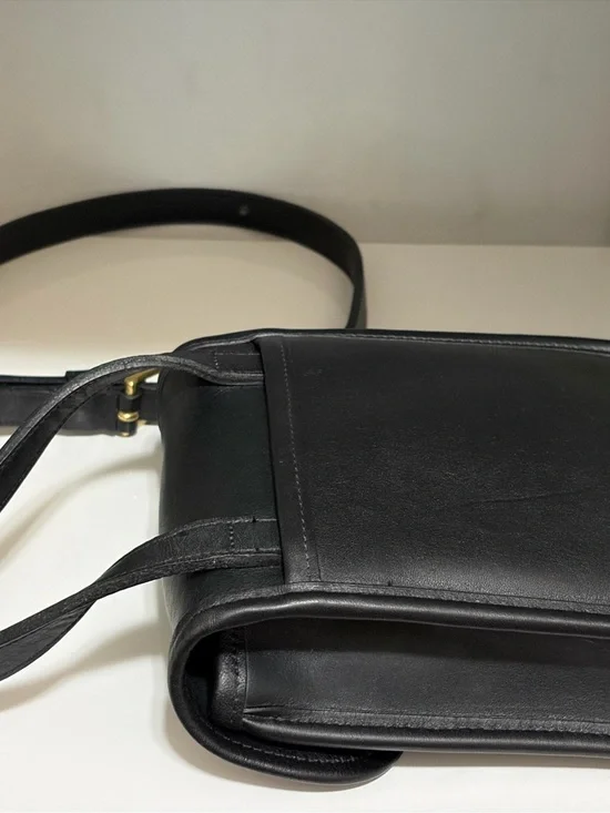 Vintage Coach Small Sidepack (#9978) Black Leather Handbag with Brass Turnlock - Picture 4 of 13